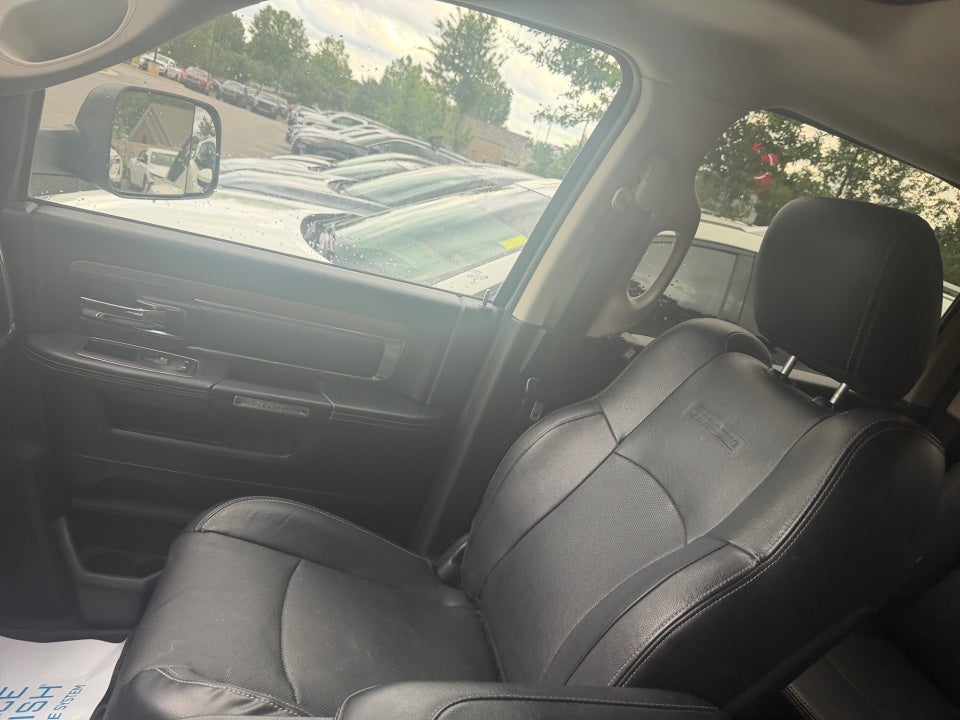 2017 RAM 3500 Laramie Crew Cab 4x4 8' Box
