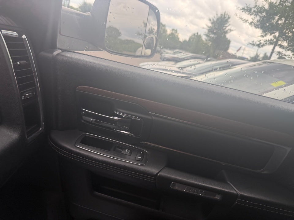 2017 RAM 3500 Laramie Crew Cab 4x4 8' Box