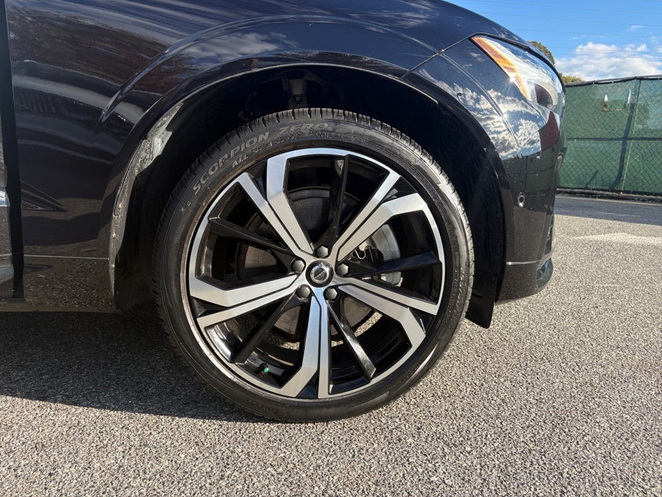 2023 Volvo XC60 B6 Ultimate Dark Theme