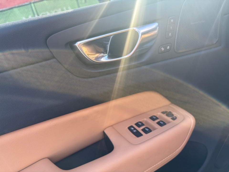 2023 Volvo XC60 B6 Ultimate Dark Theme