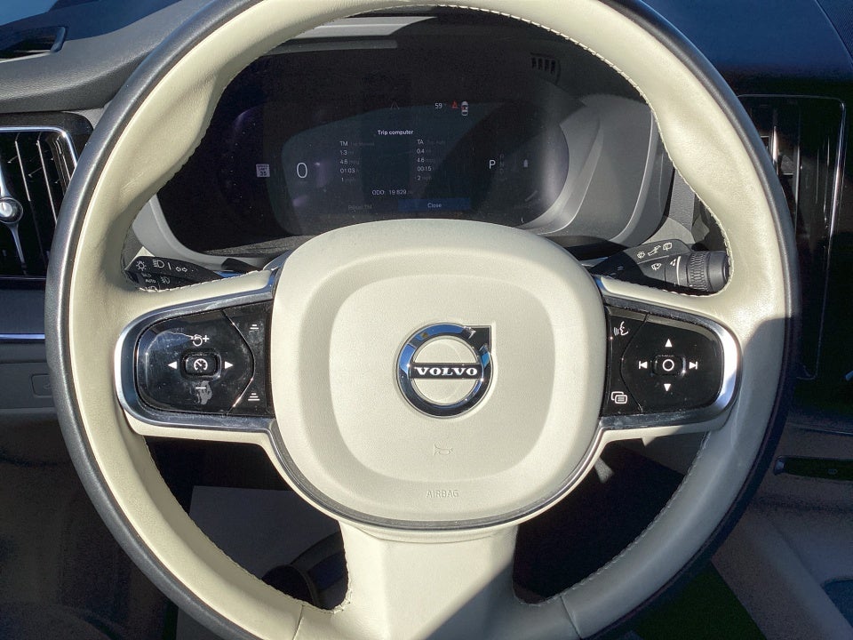 2023 Volvo XC60 B5 Plus Bright Theme