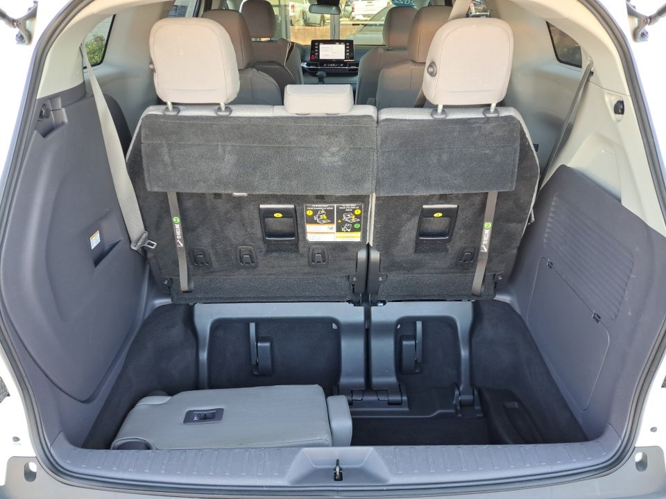 2022 Toyota Sienna LE
