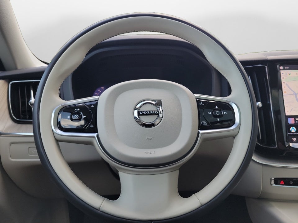 2023 Volvo XC60 Plus Bright Theme