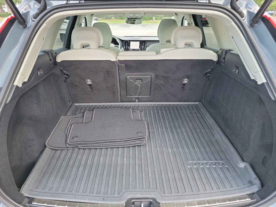 2023 Volvo XC60 Plus Bright Theme