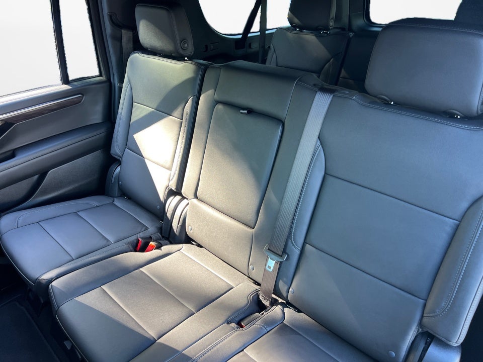 2025 Chevrolet Suburban 2WD LT